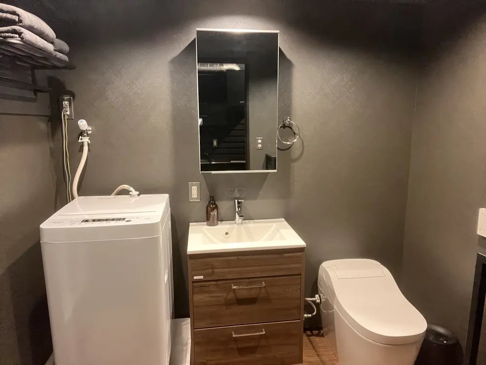 Washbasin, washing machine and toilet