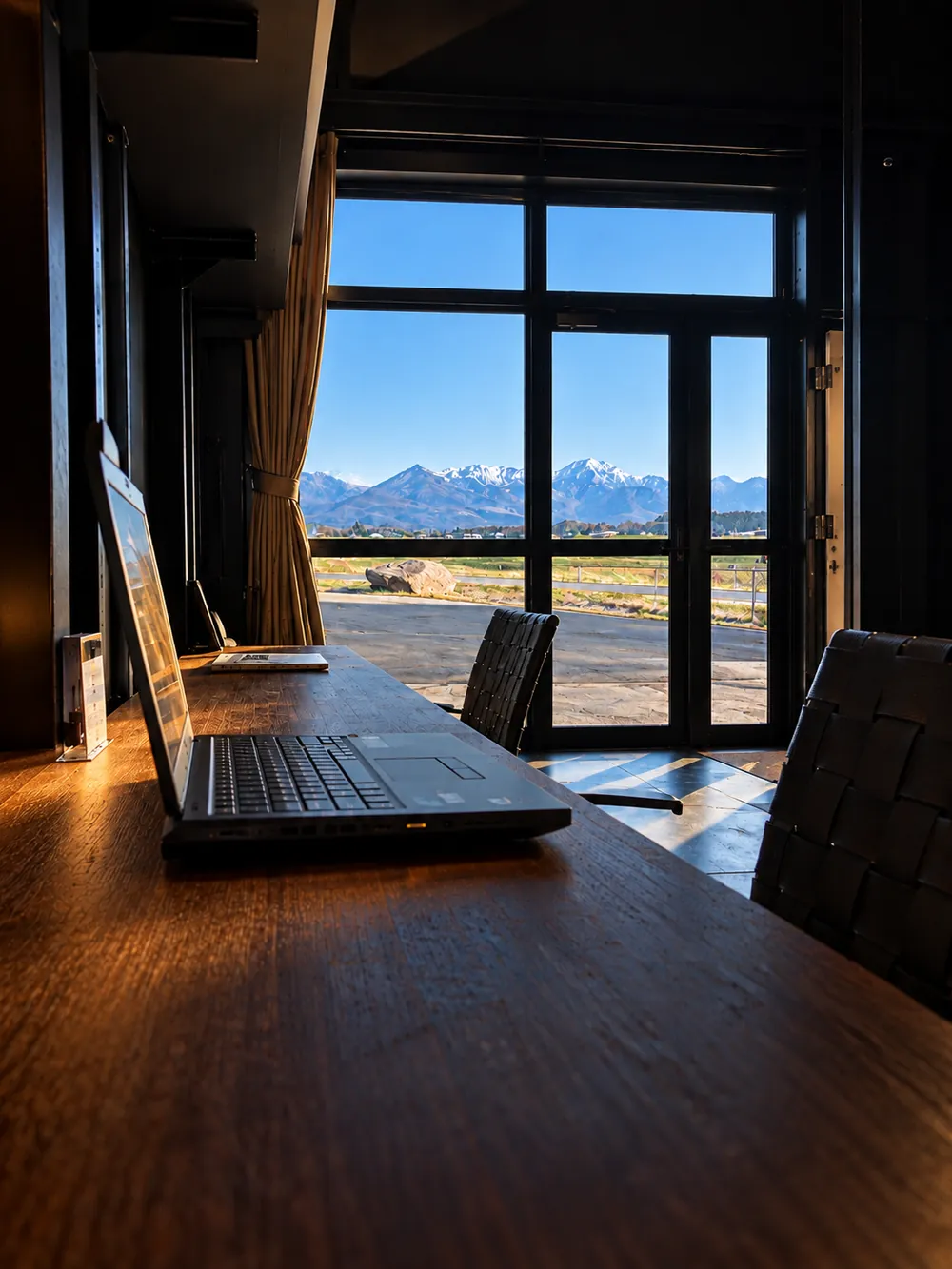 Counter desk facing the Yatsugatake mountains