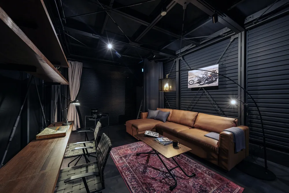 Ground-floor living room with steel frame and leather sofa